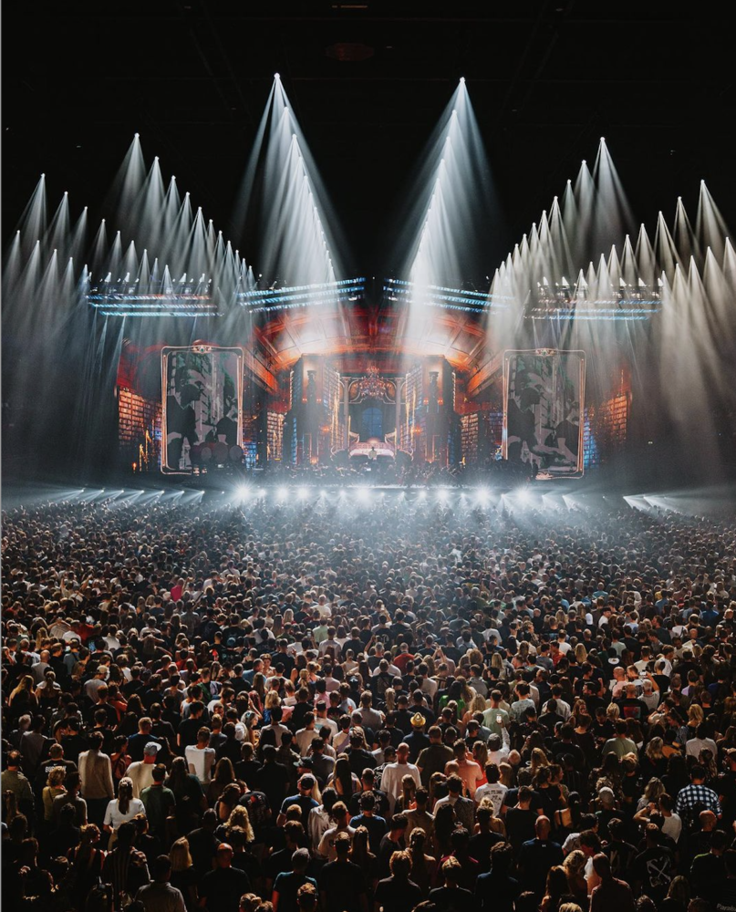 Captura-de-pantalla-2024-11-06-a-las-1.27.02 p.m-807x1000 - Los mejores festivales de música del mundo: un viaje a la diversidad sonora